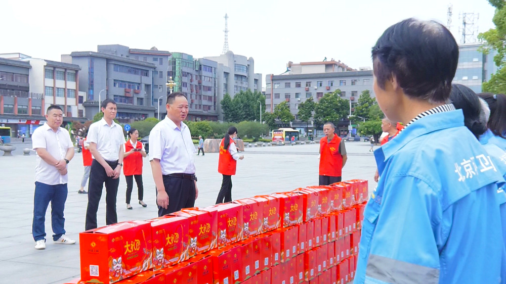 市委常委、副市長(zhǎng)章友厚看望慰問(wèn)一線環(huán)衛(wèi)工人.jpg