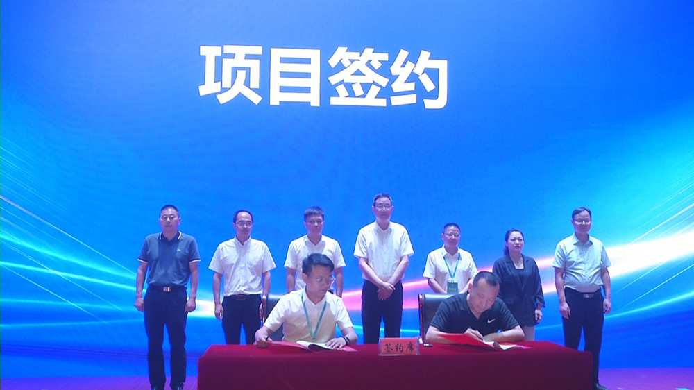 桐城市雙港第三屆龍蝦節(jié)文化旅游節(jié)暨軟包裝高峰論壇 項目簽約2.jpg