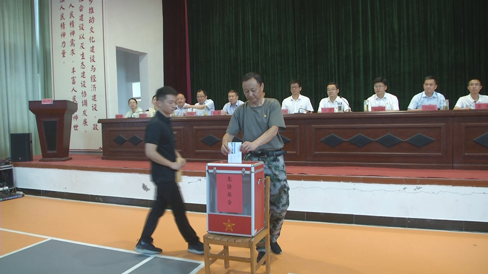 圖為捐款現(xiàn)場(chǎng).jpg