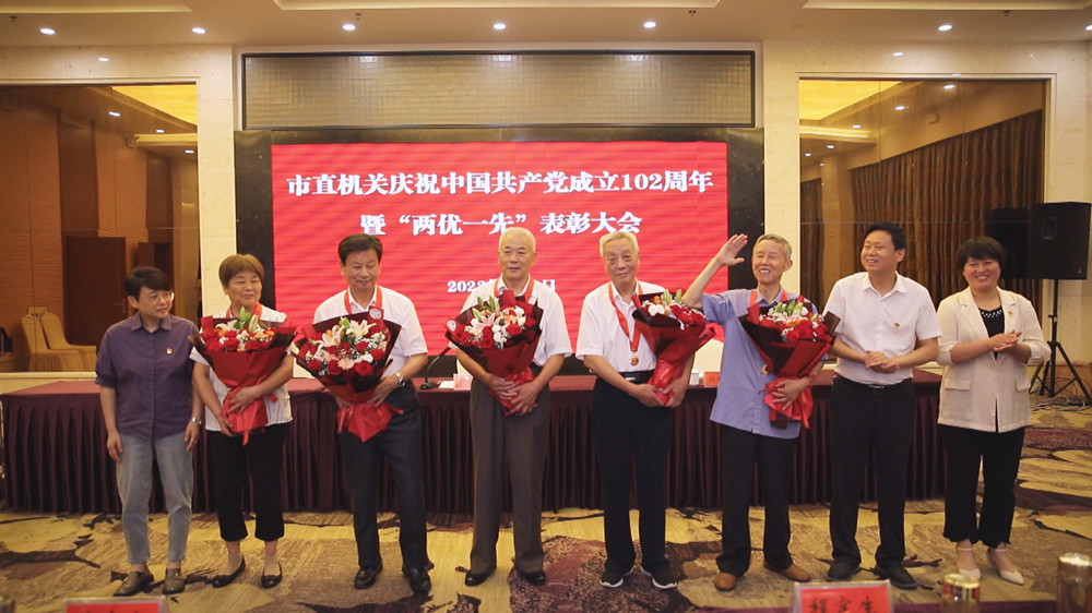 圖為會議為5名光榮在黨50年老黨員代表頒發(fā)榮譽獎章.jpg