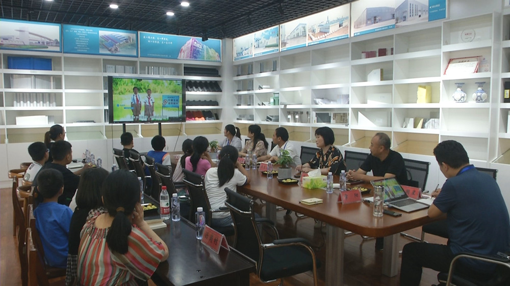 圖為在觀看暑期防溺水宣傳視頻.jpg
