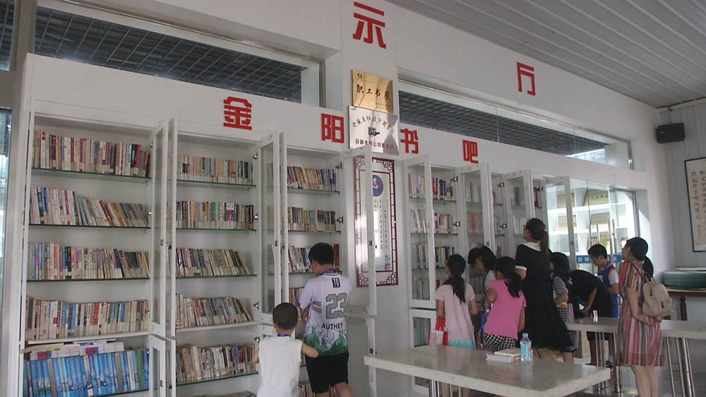 圖為孩子們?cè)谔暨x圖書.jpg