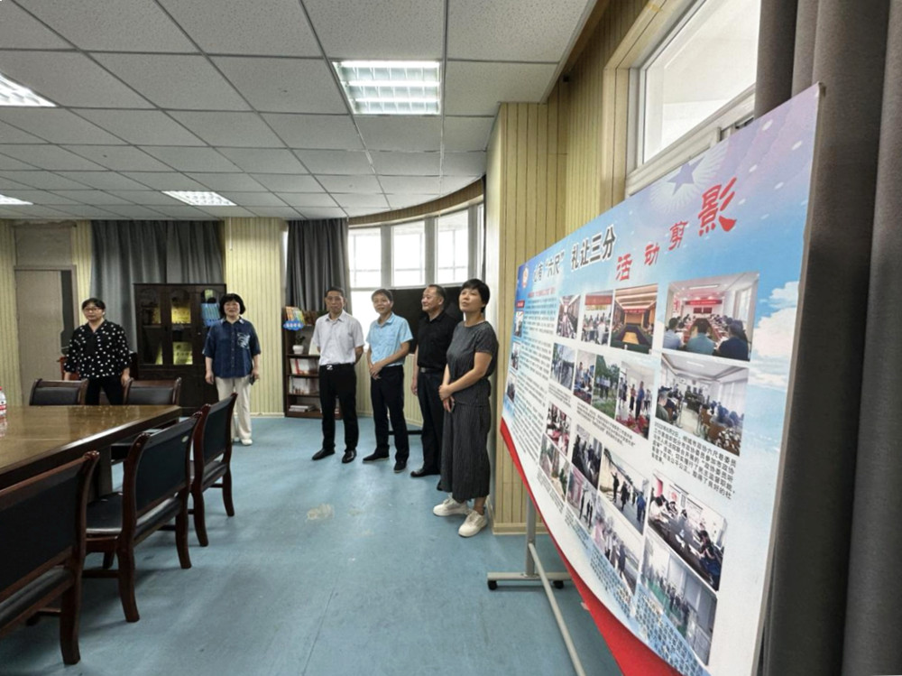 圖為潘利民一行在六尺巷”委員工作室檢查工作。.jpg
