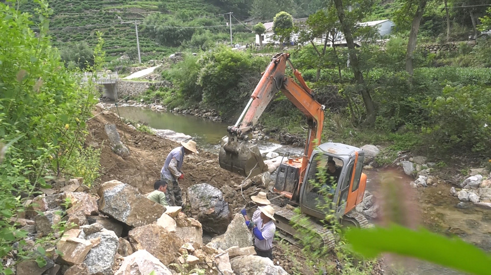 圖為修建道路駁岸.jpg