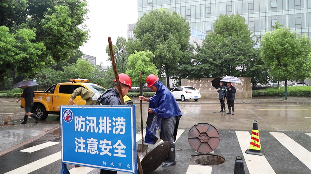 圖為經(jīng)過(guò)近一個(gè)小時(shí)的搶排之后的路面.jpg