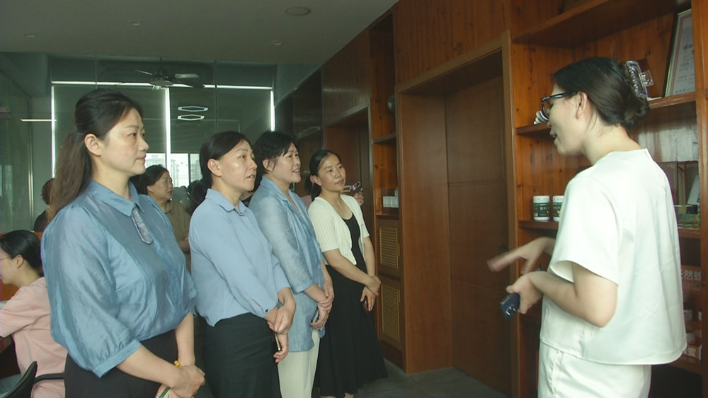 圖為潛山婦聯(lián)在蜂獻(xiàn)公司調(diào)研2.jpg