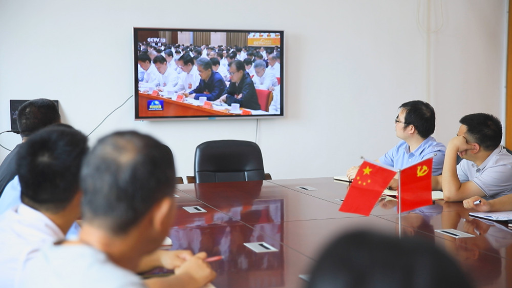 圖為桐城市生態(tài)環(huán)境分局干部職工正在通過網(wǎng)絡(luò)視頻系統(tǒng)學(xué)習(xí)全國生態(tài)環(huán)境保護(hù)大會精神1.jpg