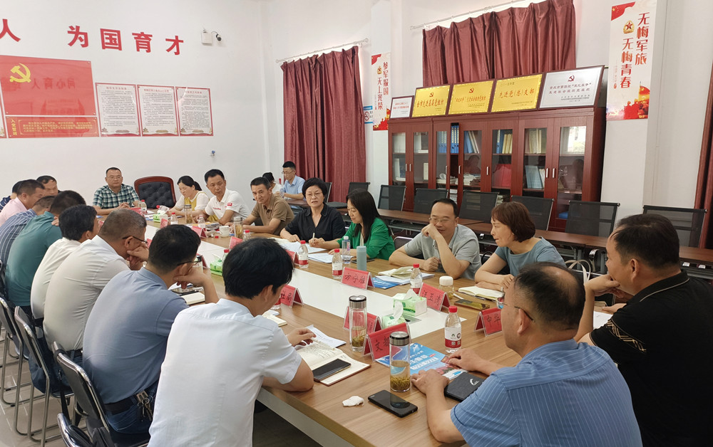 市人大開展職業(yè)教育專題調研座談會.jpg