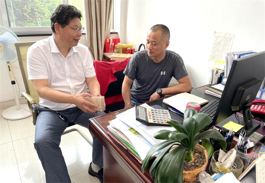 稅務干部進企業(yè)進行風險提示和納稅輔導.png