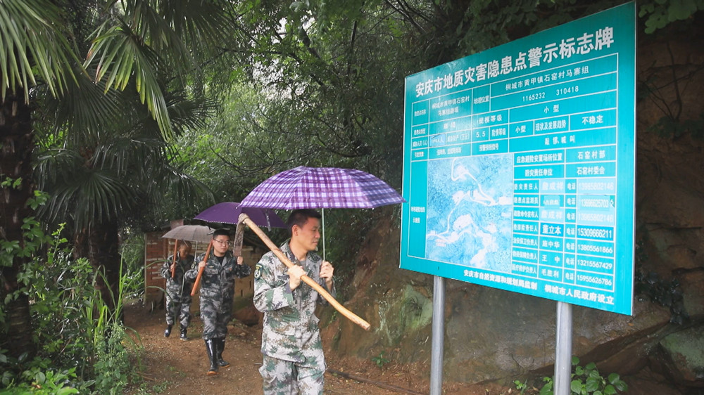 圖為當(dāng)?shù)匮膊殛爢T正在走村串戶進行巡查隱患點和宣傳安全防范知識3.jpg