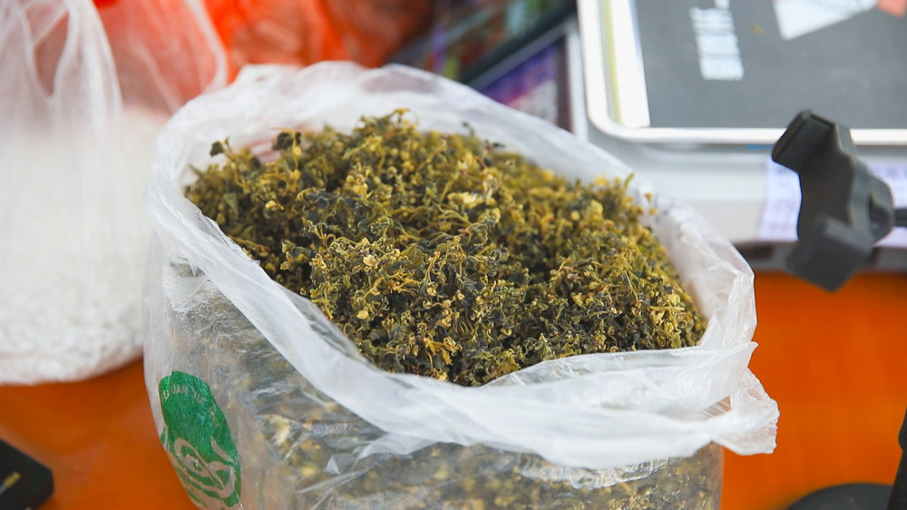 圖為村民們拿到直播間的農(nóng)家干菜.jpg