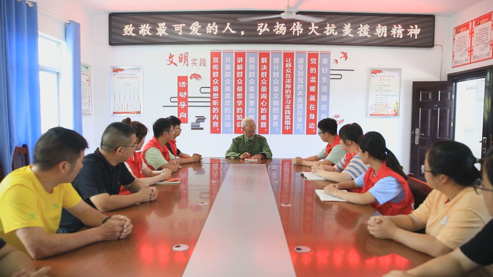 圖為抗美援朝老戰(zhàn)士倪晉全正在為青年大學(xué)生講述抗美援朝歷史.jpg