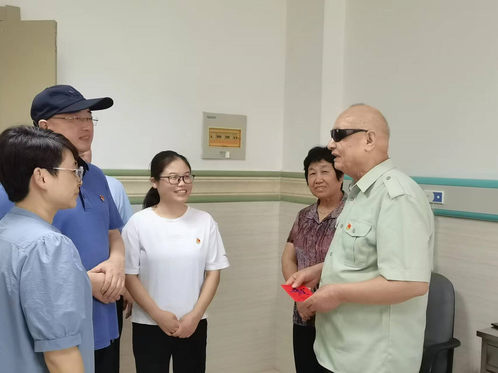 圖為黨員們慰問(wèn)退役傷殘老兵。.jpg