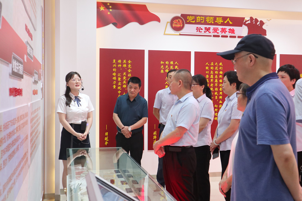 圖為黨員們參觀安徽榮軍展陳館。.jpg