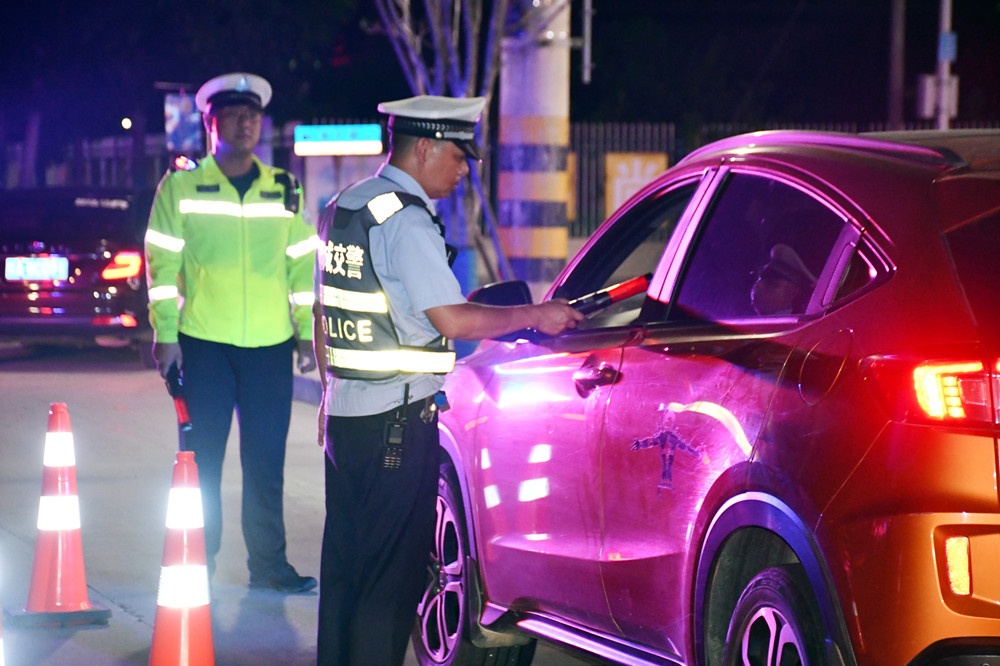 圖為交警在重點(diǎn)路段臨查。.jpg