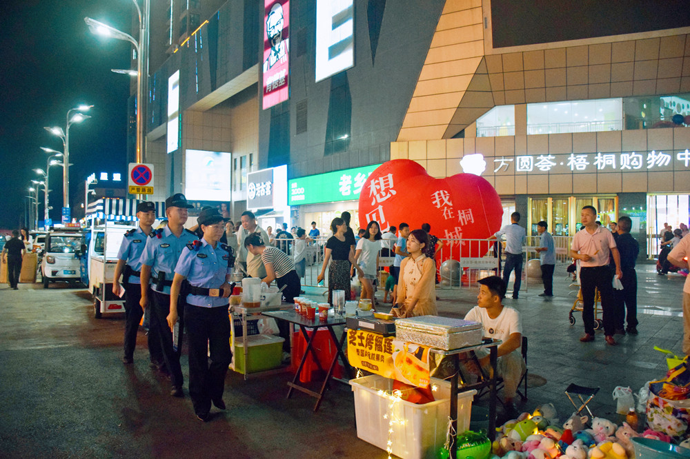 圖為民警在商業(yè)區(qū)巡邏。.jpg
