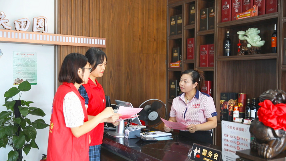 /uploads/image/2023/08/15/476360a9e6ecdb1f0834a6c6ab31710c.jpg 圖為龍眠街道東盛村工作人員正在轄區(qū)內(nèi)某酒店進行宣傳引導.jpg