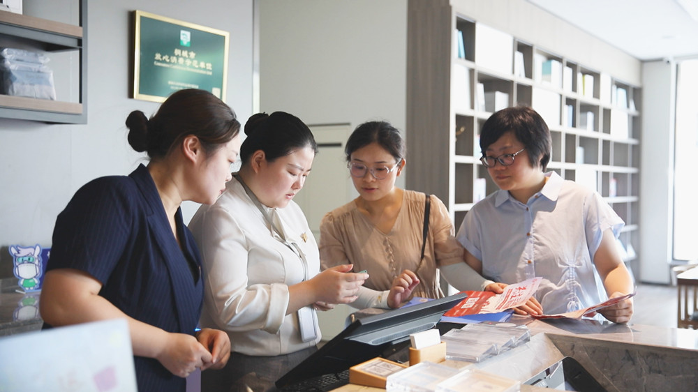 圖為龍眠街道盛唐社區(qū)工作人員正在某實(shí)體店里推廣“三公里”就業(yè)圈app.jpg