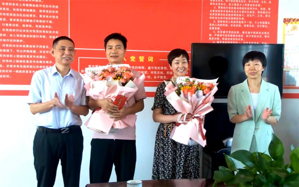 15潘利民、殷銳走進新店初中送上鮮花和慰問金.jpg