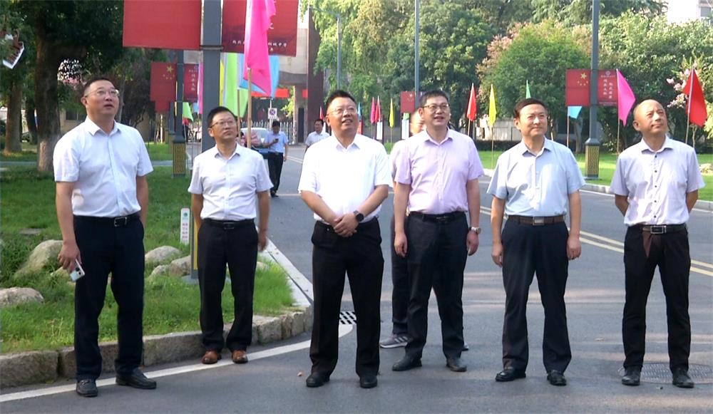 13章書記教師節(jié)慰問1（桐中）.jpg