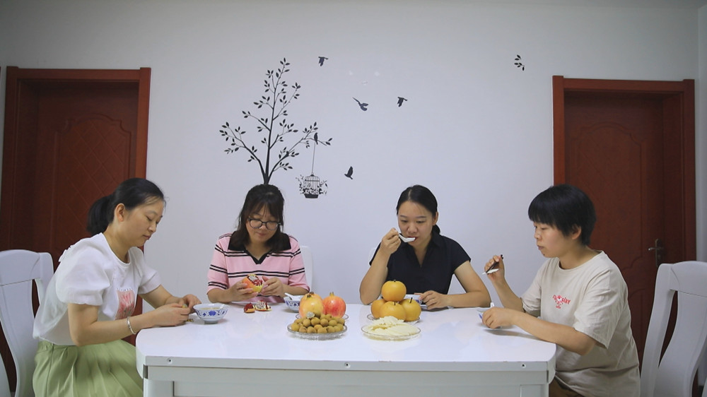 中醫(yī)建議白露時(shí)節(jié)應(yīng)多吃滋陰潤(rùn)肺補(bǔ)氣的時(shí)令果蔬，例如百合、龍眼肉、雪梨、大棗等等.jpg