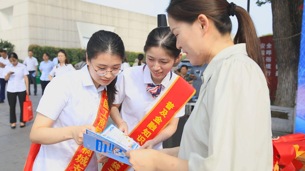 圖為現(xiàn)在工作人員正在為過(guò)往群眾宣傳網(wǎng)絡(luò)安全知識(shí)1.jpg
