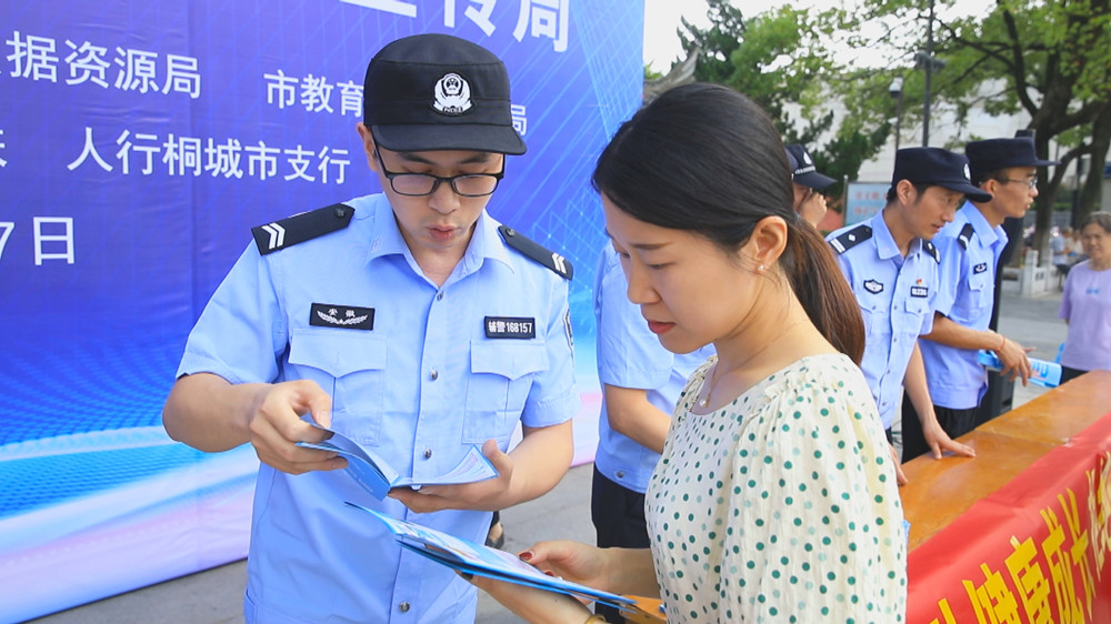圖為現(xiàn)在工作人員正在為過(guò)往群眾宣傳網(wǎng)絡(luò)安全知識(shí).jpg
