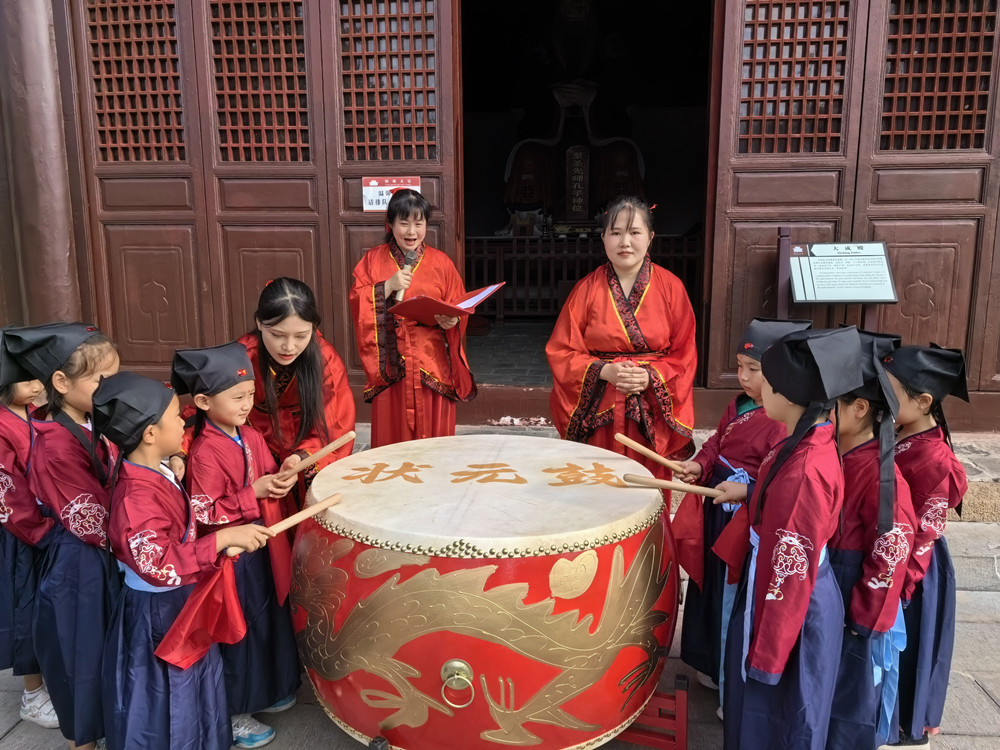 圖為學(xué)生們擊鼓鳴志。.jpg