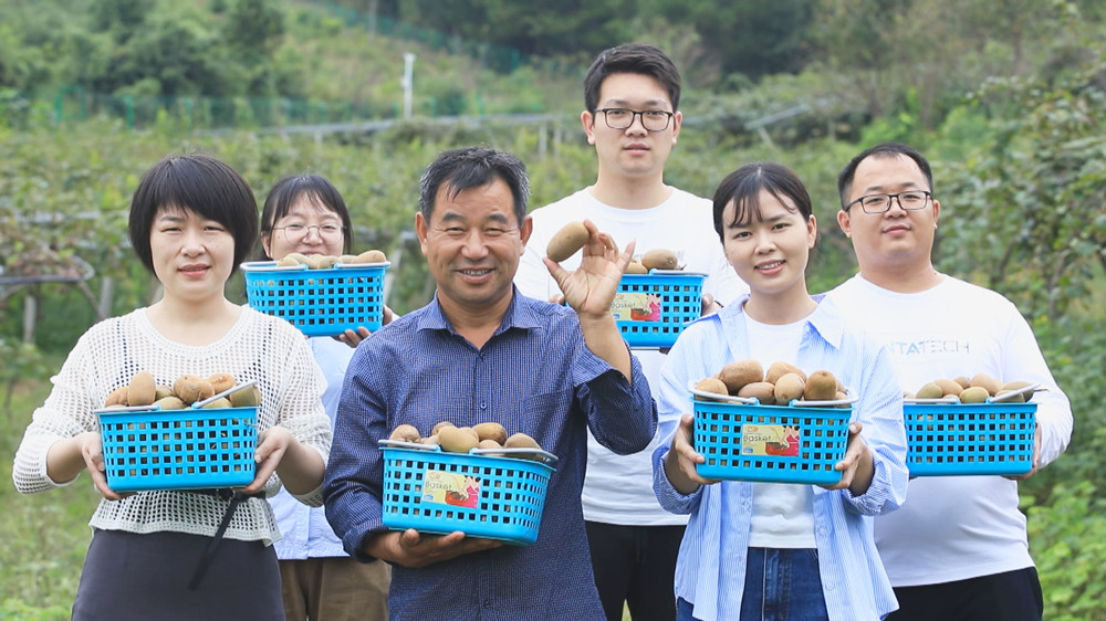 圖為滿載而歸的游客和村民在一起合影 慶豐收.jpg