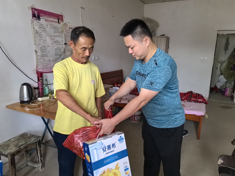 圖為愛心企業(yè)家為老人送上慰問品。.jpg