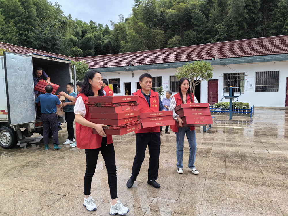 圖為愛心企業(yè)家、志愿者一行搬運(yùn)愛心物資。.jpg