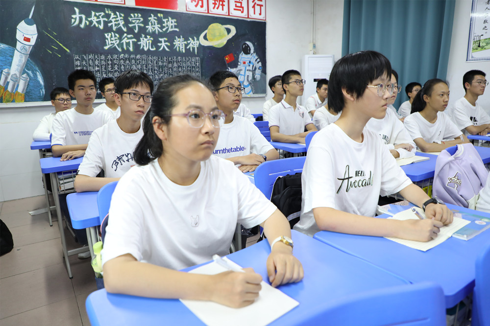 桐中“錢學森”班在集中收看“天宮課堂”1.JPG