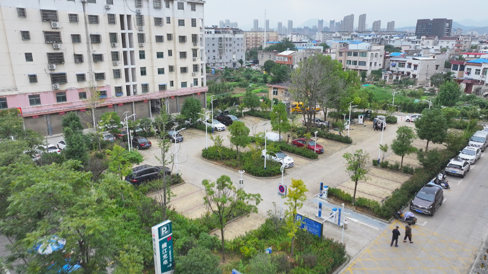圖為我市充分利用城市邊角地建設(shè)的公共停車(chē)場(chǎng).jpg