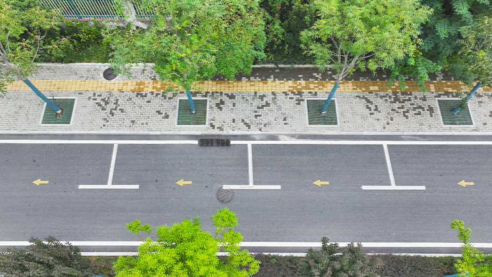 圖為我市充分利用城區(qū)資源，劃定的行車(chē)道停車(chē)位.jpg