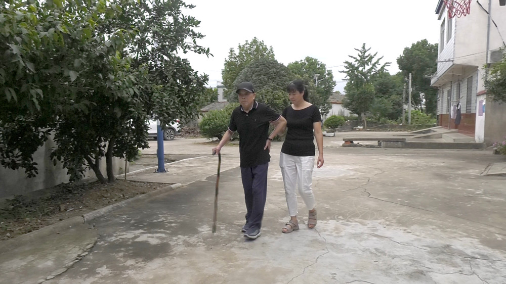圖為吳向陽妻子在家陪老人.jpg