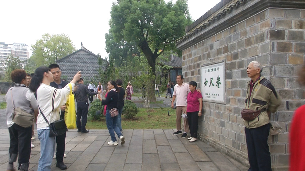 圖為游客在六尺巷游覽2.jpg