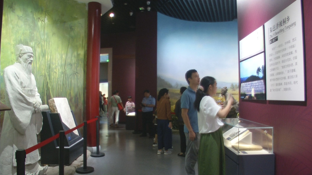 圖為游客在博物館游覽.jpg