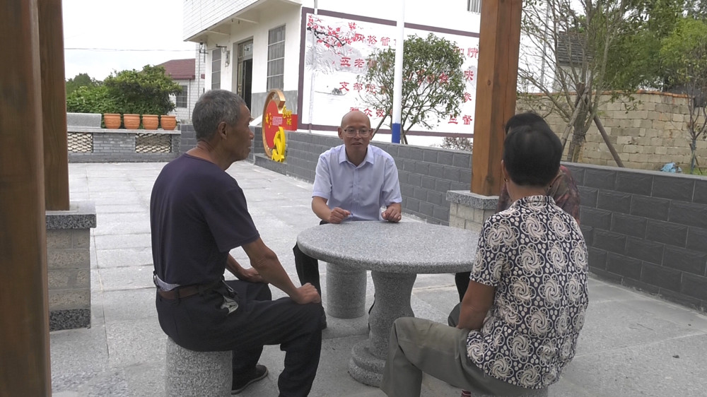 圖為吳向陽與村民交流.jpg