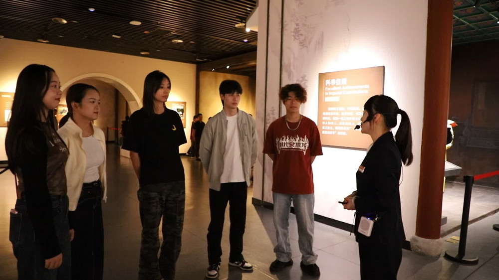 圖為國慶期間，游客參觀博物館，聆聽講解。.jpg