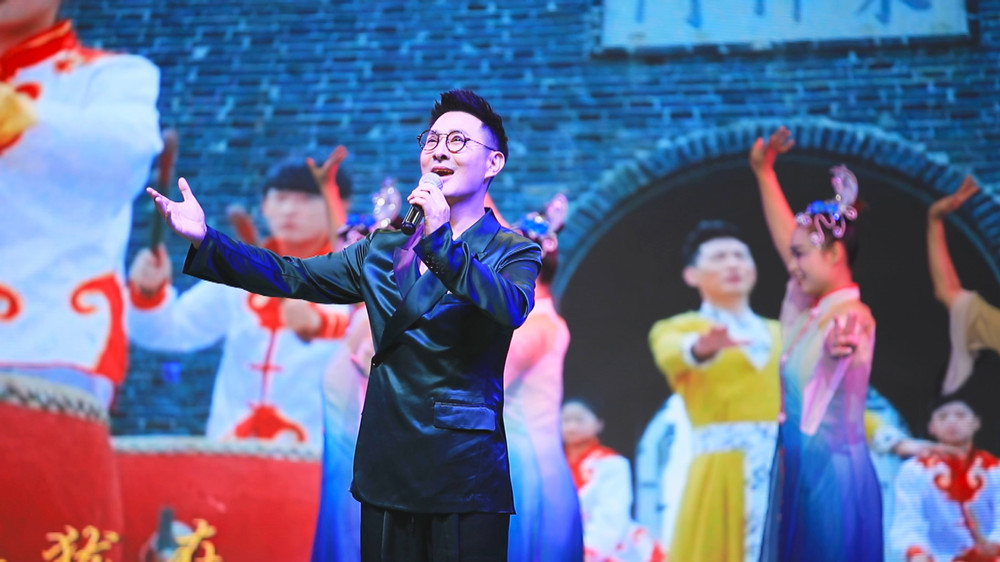 青年歌唱家 政府“五個一”工程獎獲得者 張正揚(yáng)演唱《六尺巷》.jpg