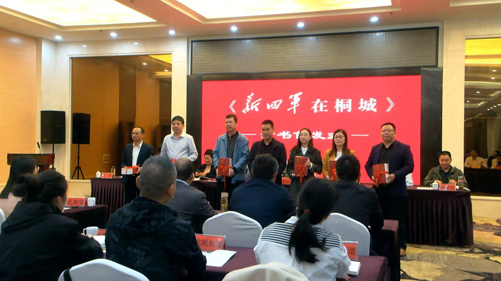 圖為贈(zèng)書儀式現(xiàn)場。.jpg