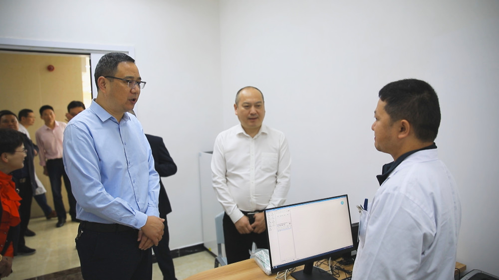 圖為副市長汪杰賢在市人民醫(yī)院新院區(qū)與醫(yī)務(wù)人員進行交流.jpg