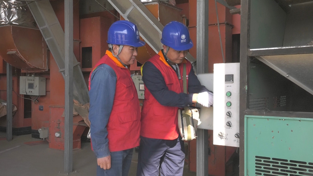 圖為檢查烘干機(jī).jpg