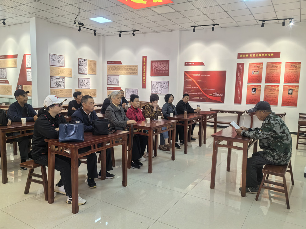 圖為老黨員們聆聽葉同春后人講述紅色故事。.jpg