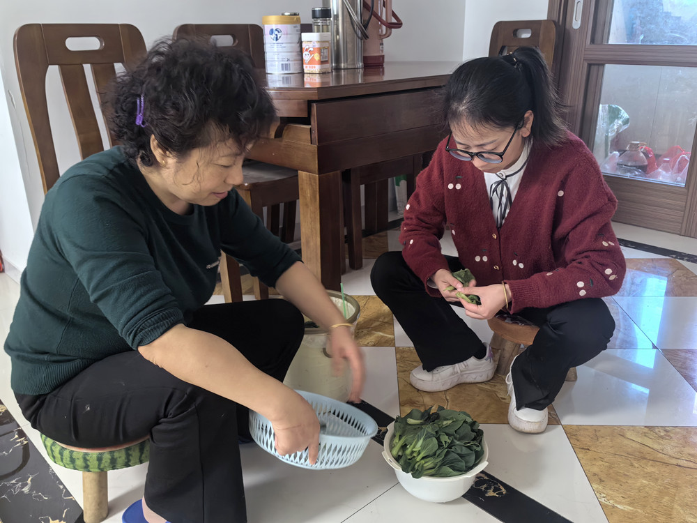 圖為吳淑（右一）和婆婆擇菜。.jpg