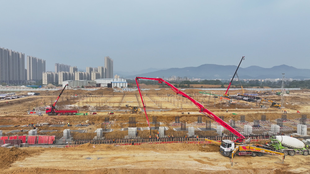 圖為中環(huán)（桐城）新能源科技有限公司20GW高效電池生產(chǎn)制造項目施工現(xiàn)場一角1.jpg