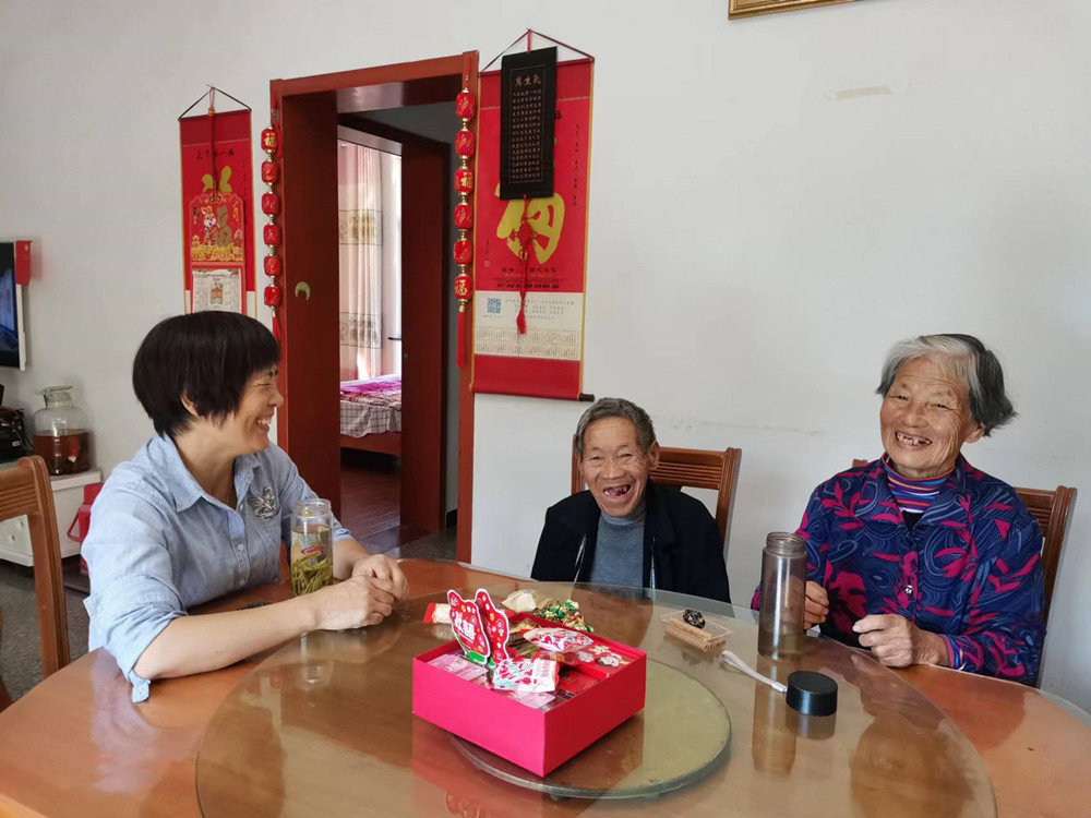 “好媳婦”胡靈芝與公婆在一起嘮家常.jpg