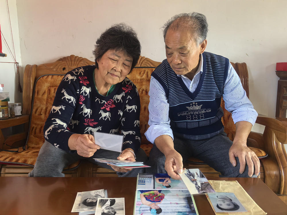 圖為孫桂華（左）和老伴翻閱照片，回憶往昔。.jpg