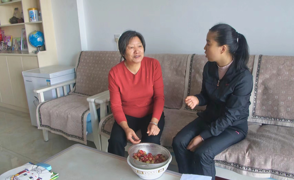 好婆婆劉建梅與兒媳聊天.jpg