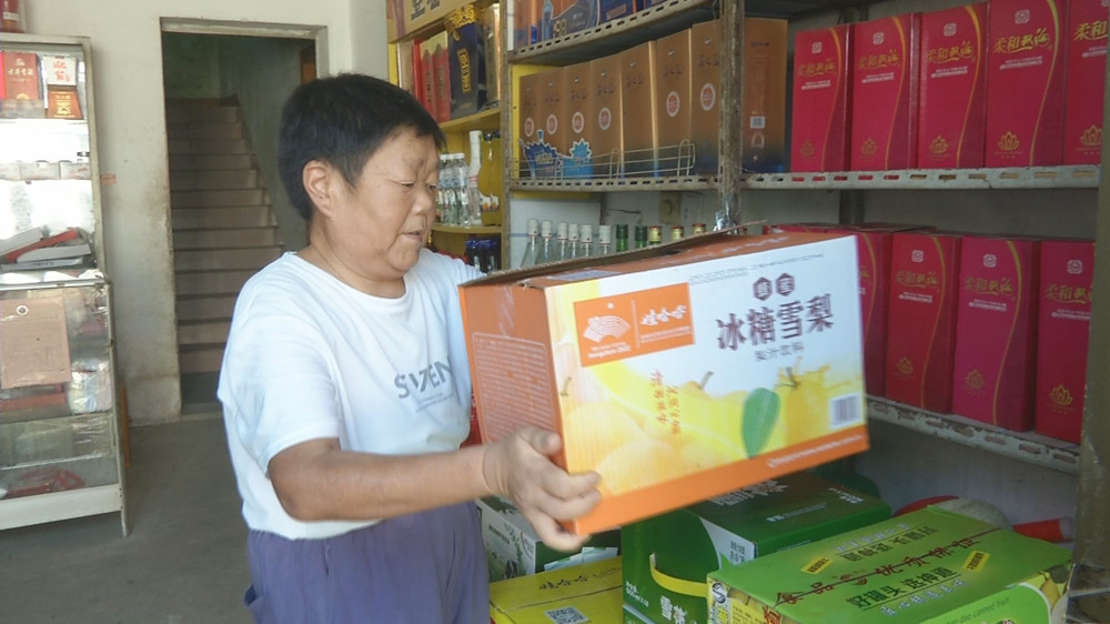 圖為儲文斌整理貨物2.jpg